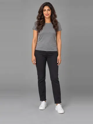 Anjali, an Aaina AI studio model: Woman, 38 · South Asian · Slim