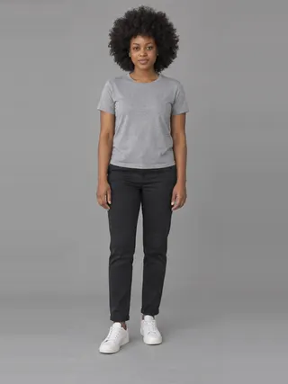 Zuri, an Aaina AI studio model: Woman, 25 · Black · Slim