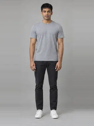 Pranav, an Aaina AI studio model: Man, 23 · South Asian · Slim
