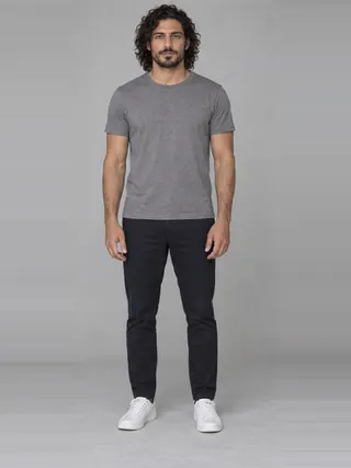 Álvaro, an Aaina AI studio model: Man, 31 · White · Slim