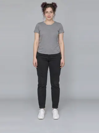 Fern, an Aaina AI studio model: Woman, 25 · White · Slim