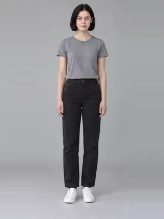 Mila, an Aaina AI studio model: Woman, 22 · White · Slim