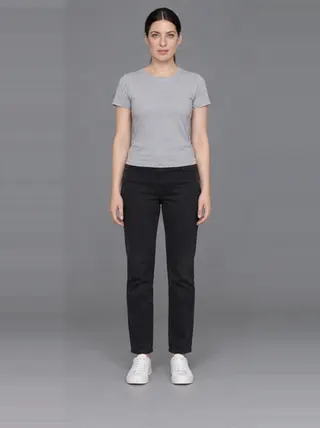 Vera, an Aaina AI studio model: Woman, 30 · White · Slim