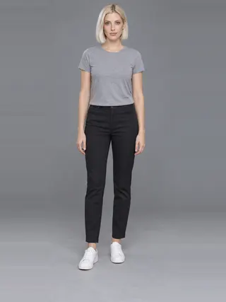 Linnea, an Aaina AI studio model: Woman, 28 · White · Slim