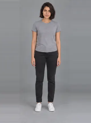 Andrea, an Aaina AI studio model: Woman, 25 · Hispanic / Latino · Slim
