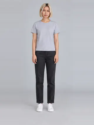 Dara, an Aaina AI studio model: Woman, 25 · Southeast Asian · Slim