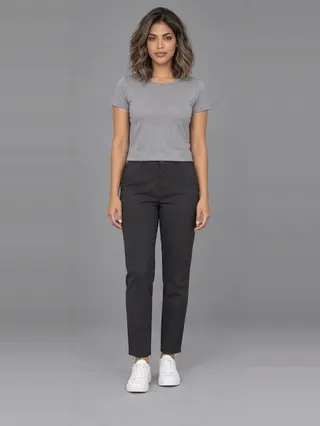 Alejandra, an Aaina AI studio model: Woman, 25 · Hispanic / Latino · Slim