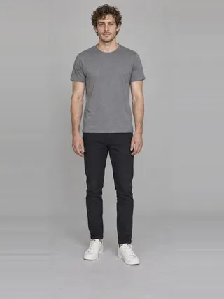 Tom, an Aaina AI studio model: Man, 28 · White · Slim