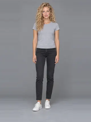 Sienna, an Aaina AI studio model: Woman, 24 · White · Slim