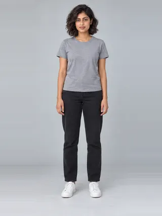 Naina, an Aaina AI studio model: Woman, 25 · South Asian · Slim