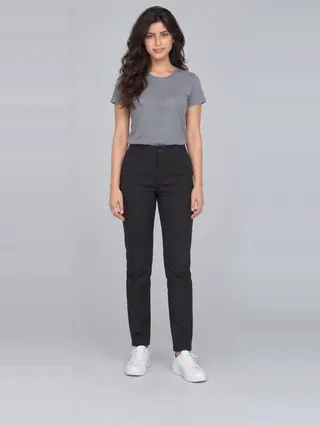 Rania, an Aaina AI studio model: Woman, 25 · Middle Eastern · Slim