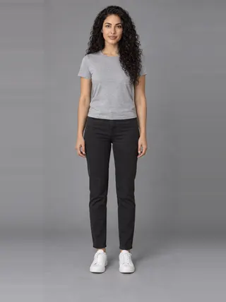 Noor, an Aaina AI studio model: Woman, 24 · Middle Eastern · Slim