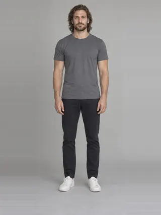 Anton, an Aaina AI studio model: Man, 30 · White · Slim