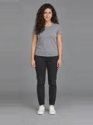 Camila, an Aaina AI studio model: Woman, 32 · Hispanic / Latino · Slim