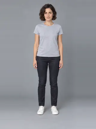 Marta, an Aaina AI studio model: Woman, 38 · White · Slim