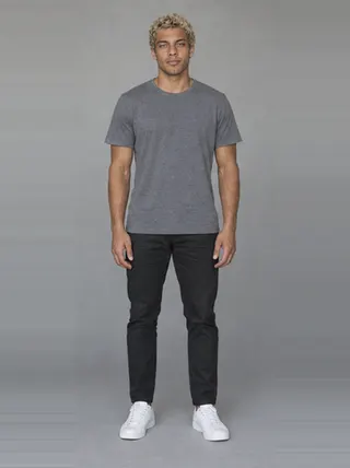 Thiago, an Aaina AI studio model: Man, 25 · Hispanic / Latino · Slim