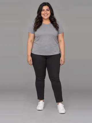 Gabriela, an Aaina AI studio model: Woman, 30 · Hispanic / Latino · Plus size