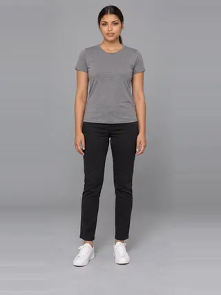 Renata, an Aaina AI studio model: Woman, 25 · Hispanic / Latino · Slim