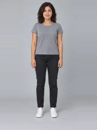 Carolina, an Aaina AI studio model: Woman, 25 · Hispanic / Latino · Slim