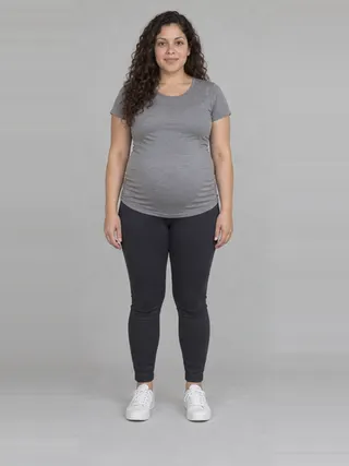 Paloma, an Aaina AI studio model: Woman, 31 · Hispanic / Latino · Curvy