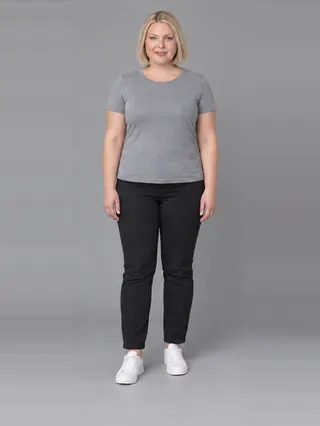 Karen, an Aaina AI studio model: Woman, 42 · White · Average