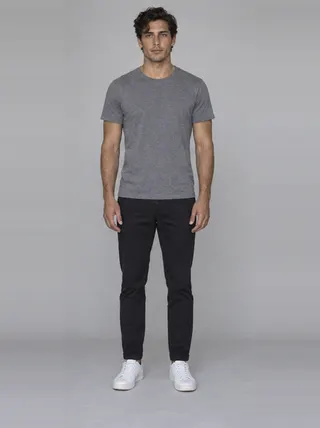 Gabriel, an Aaina AI studio model: Man, 26 · White · Slim