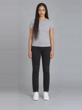 Yaritza, an Aaina AI studio model: Woman, 25 · Hispanic / Latino · Slim