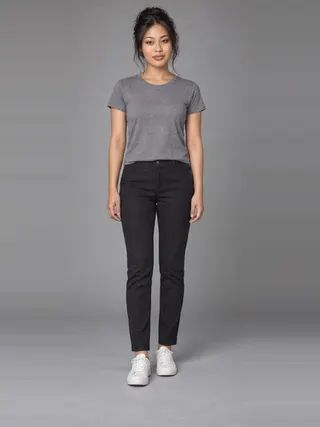 Linh, an Aaina AI studio model: Woman, 22 · Southeast Asian · Slim