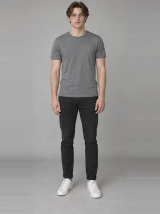 Oliver, an Aaina AI studio model: Man, 22 · White · Slim