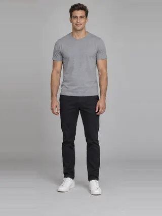 Alessandro, an Aaina AI studio model: Man, 27 · White · Slim