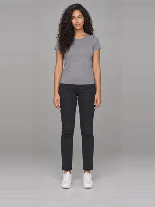 Paola, an Aaina AI studio model: Woman, 25 · Hispanic / Latino · Slim