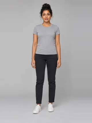 Shreya, an Aaina AI studio model: Woman, 25 · South Asian · Slim
