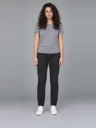Daphne, an Aaina AI studio model: Woman, 25 · White · Slim