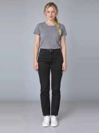 Astrid, an Aaina AI studio model: Woman, 22 · White · Slim