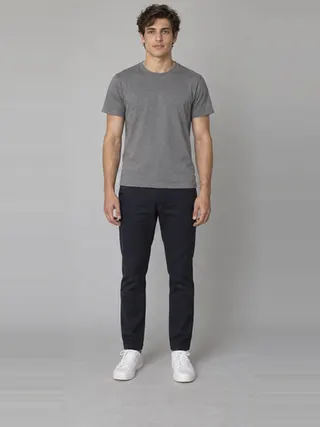 Fabio, an Aaina AI studio model: Man, 21 · White · Slim