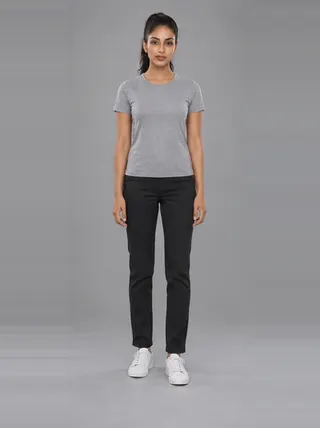 Simran, an Aaina AI studio model: Woman, 24 · South Asian · Slim