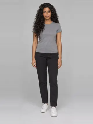 Aditi, an Aaina AI studio model: Woman, 25 · South Asian · Slim