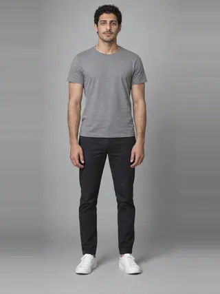 Hamza, an Aaina AI studio model: Man, 28 · Middle Eastern · Slim