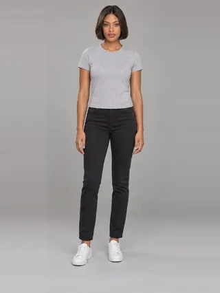 Mariana, an Aaina AI studio model: Woman, 25 · Hispanic / Latino · Slim