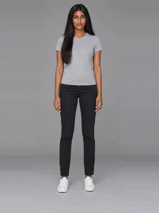 Nandini, an Aaina AI studio model: Woman, 24 · South Asian · Slim